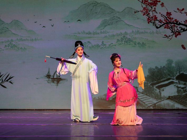 “我们的中国梦——文化进万家”2024年“益阳花鼓大戏台”端午节送戏惠民演出